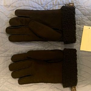 Plush lamb shearling lines these soft suede gloves.
Suede 
Made in Italy
